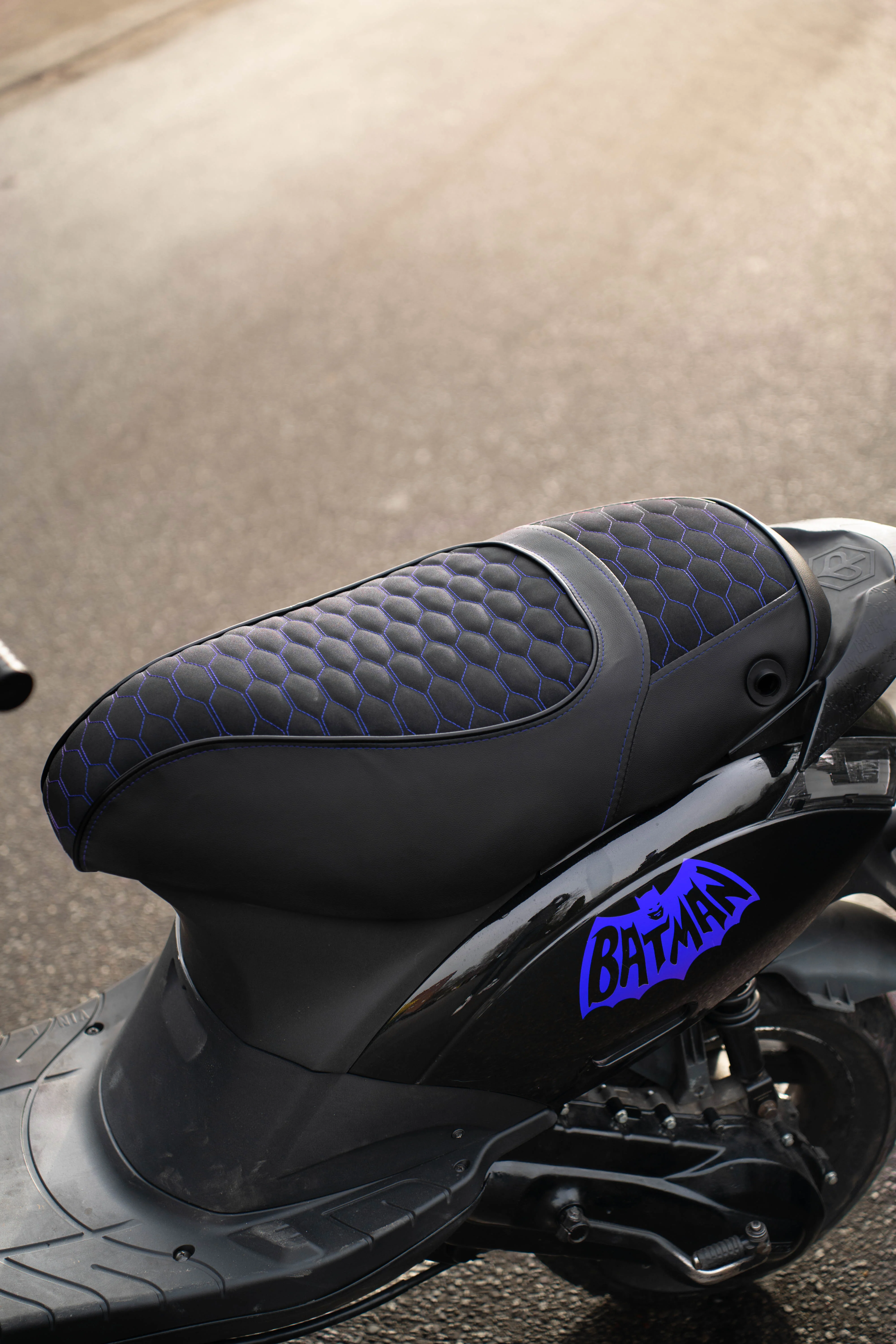 Fenom Zadelhoes Alcantara Look Blauw Piaggio Zip - Image 2