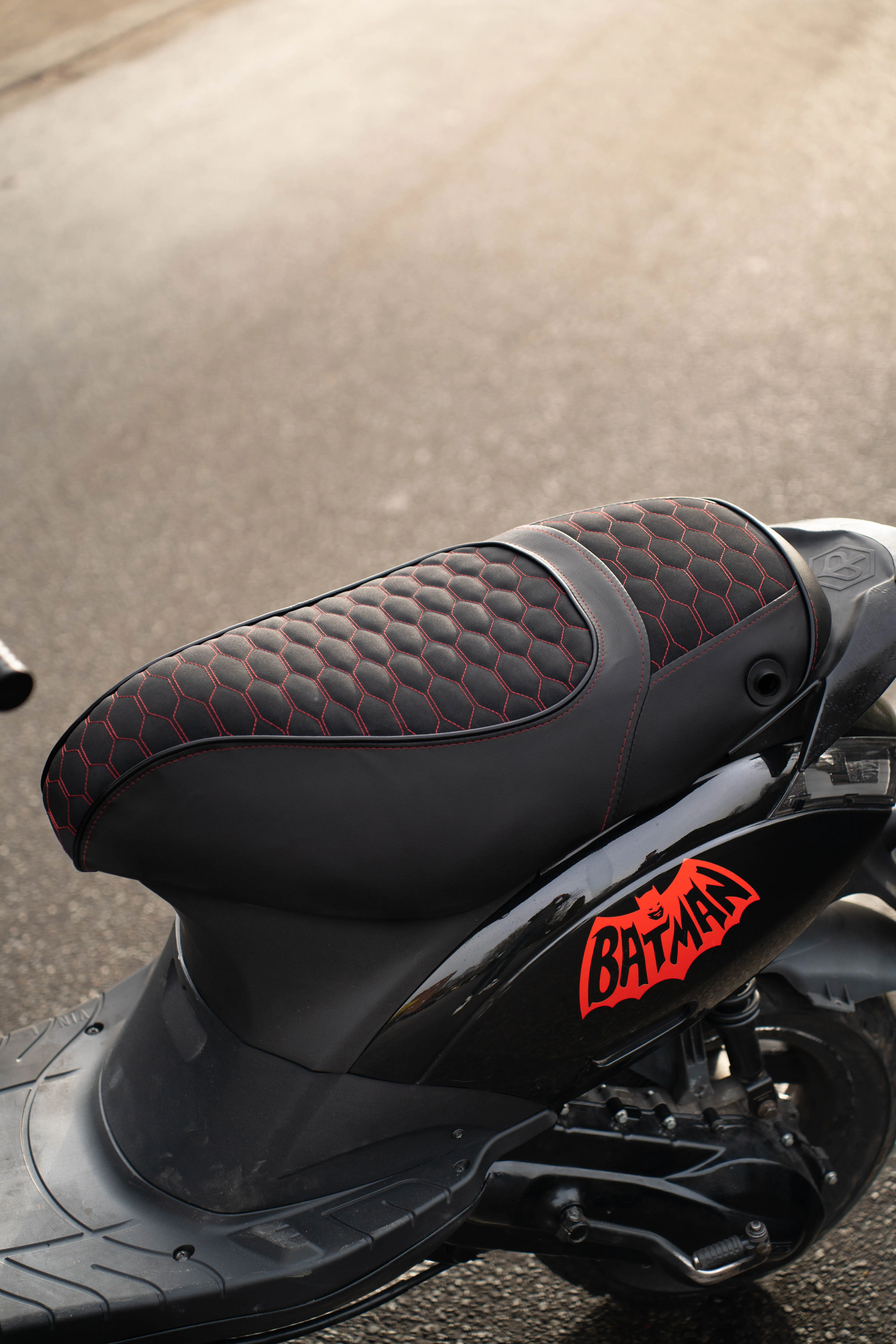 Fenom Zadelhoes Alcantara Look Rood Piaggio Zip - Image 2