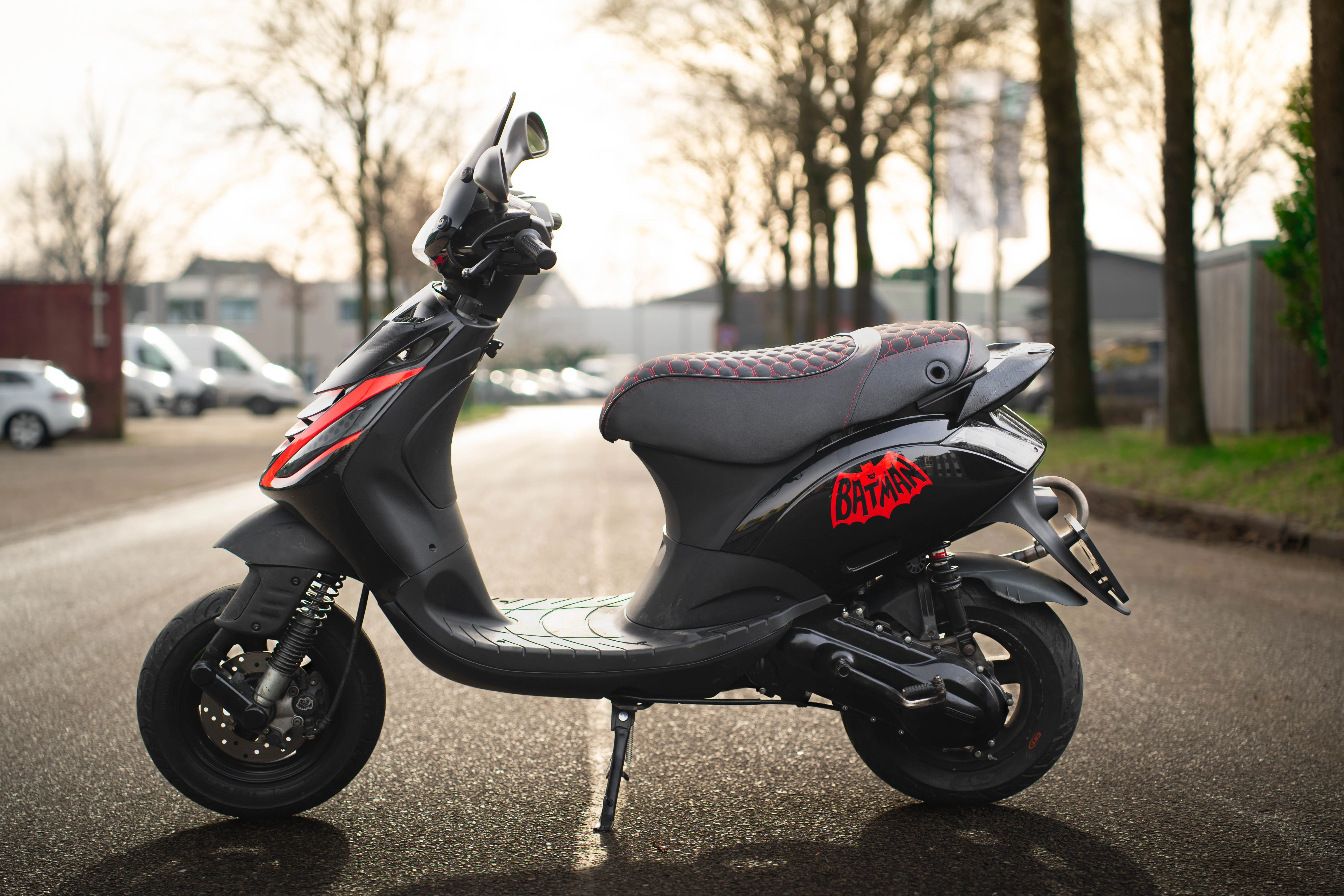 Fenom Zadelhoes Alcantara Look Rood Piaggio Zip - Image 4