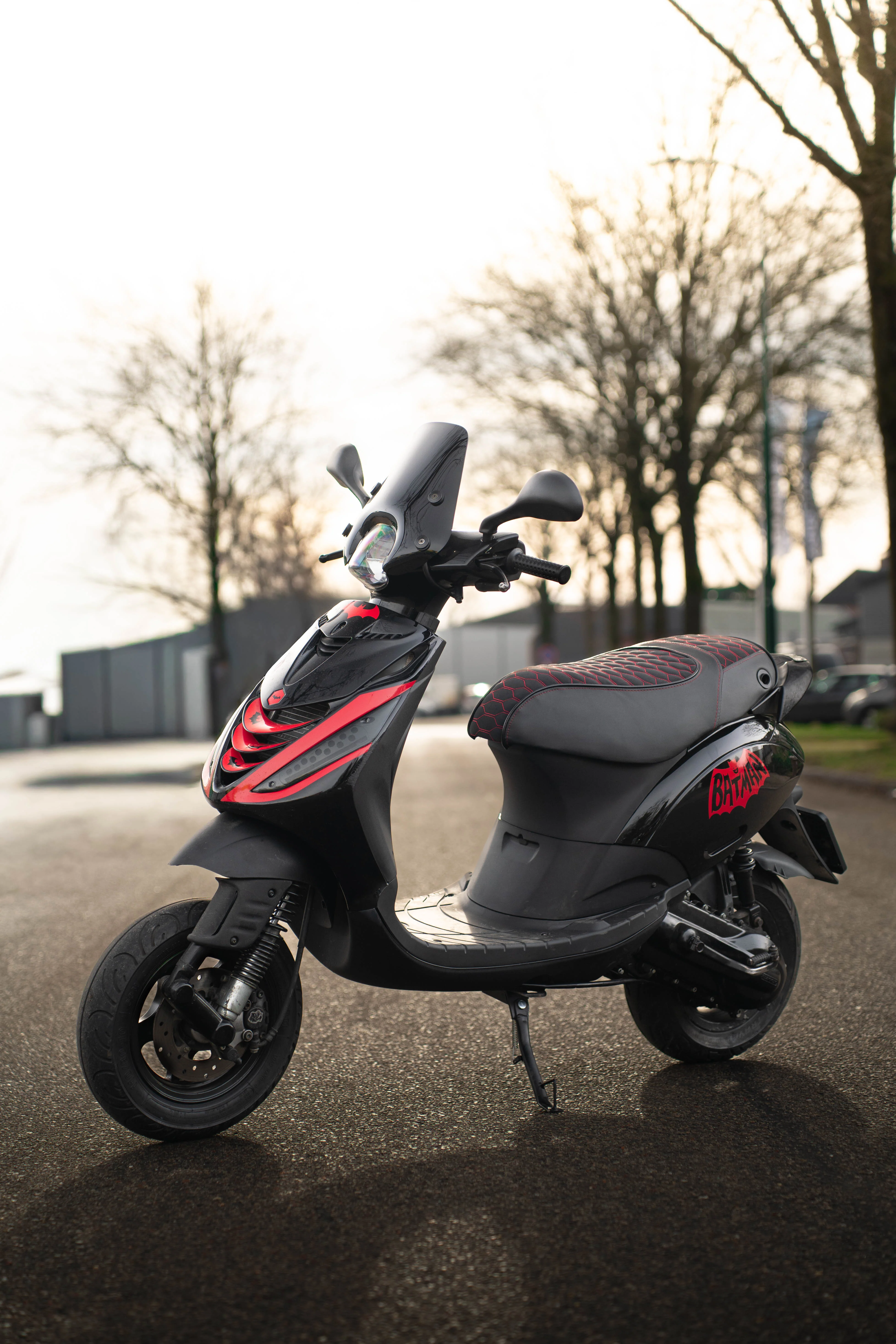 Fenom Zadelhoes Alcantara Look Rood Piaggio Zip - Image 5