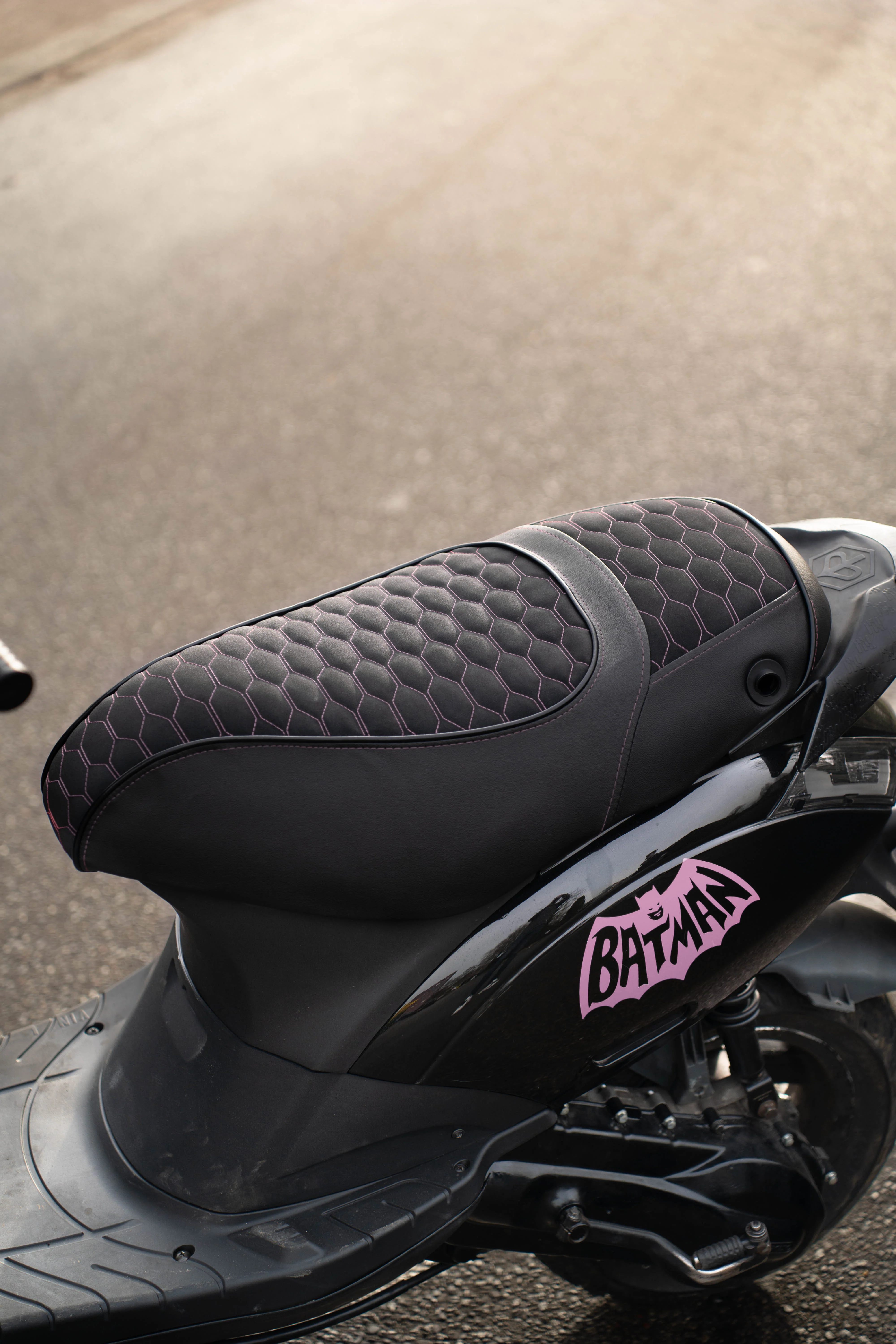 Fenom Zadelhoes Alcantara Look Roze Piaggio Zip - Image 2