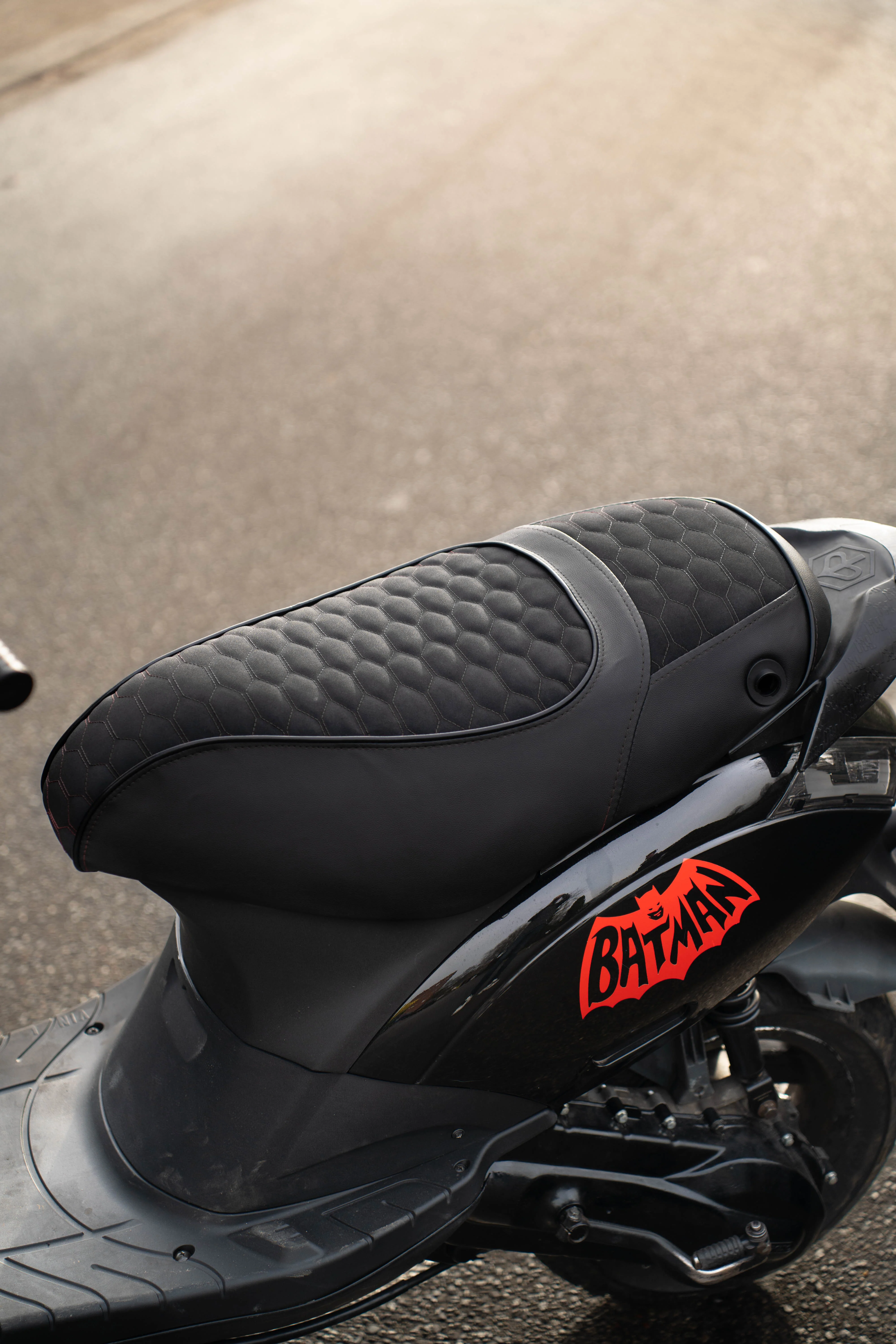 Fenom Zadelhoes Alcantara Look Zwart Piaggio Zip - Image 2