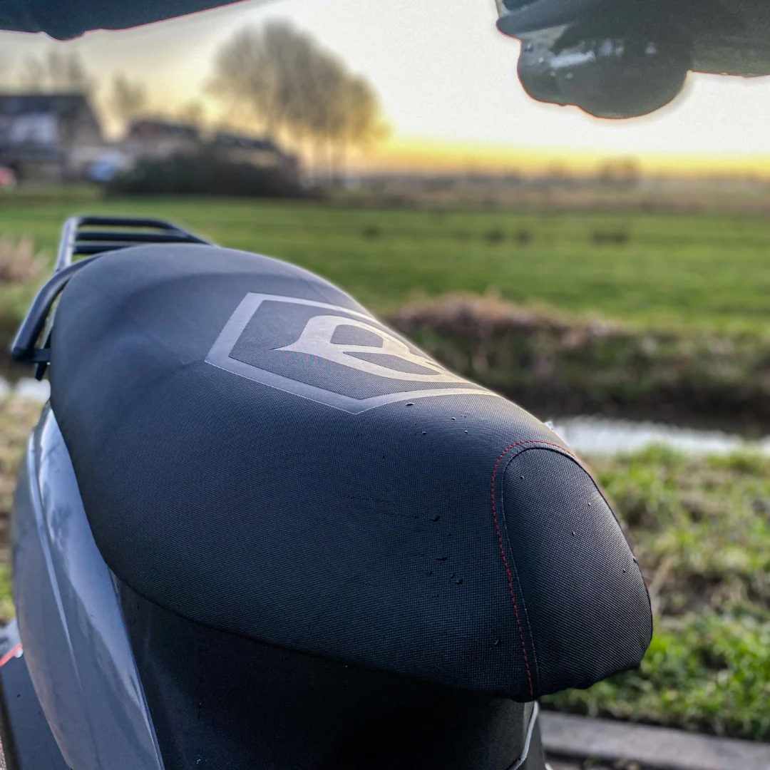 Zadelhoes Piaggio Logo Xtreme Custom Zwart/Rood - Image 2