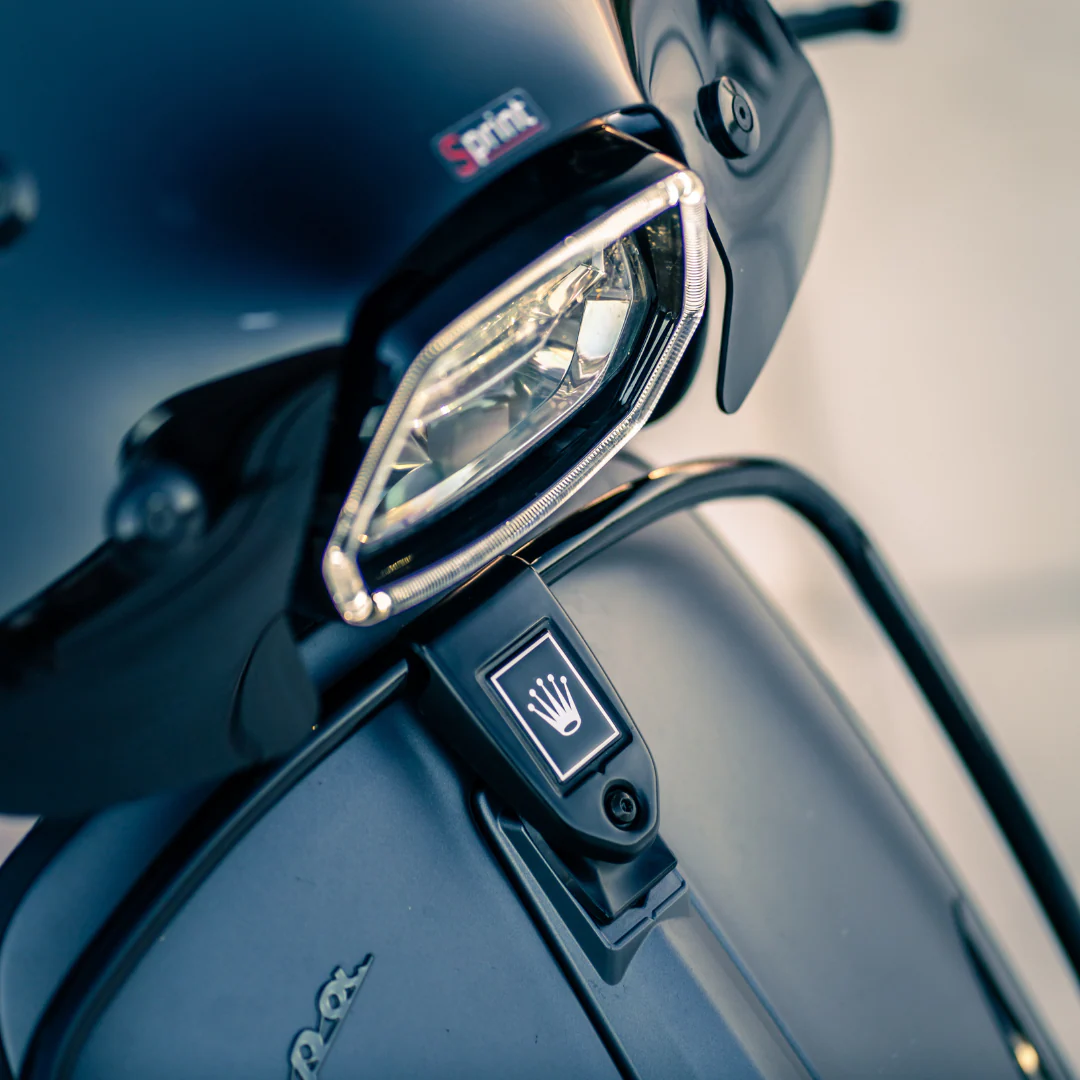 LED Koplamprand Glans Zwart Vespa Sprint - Image 3