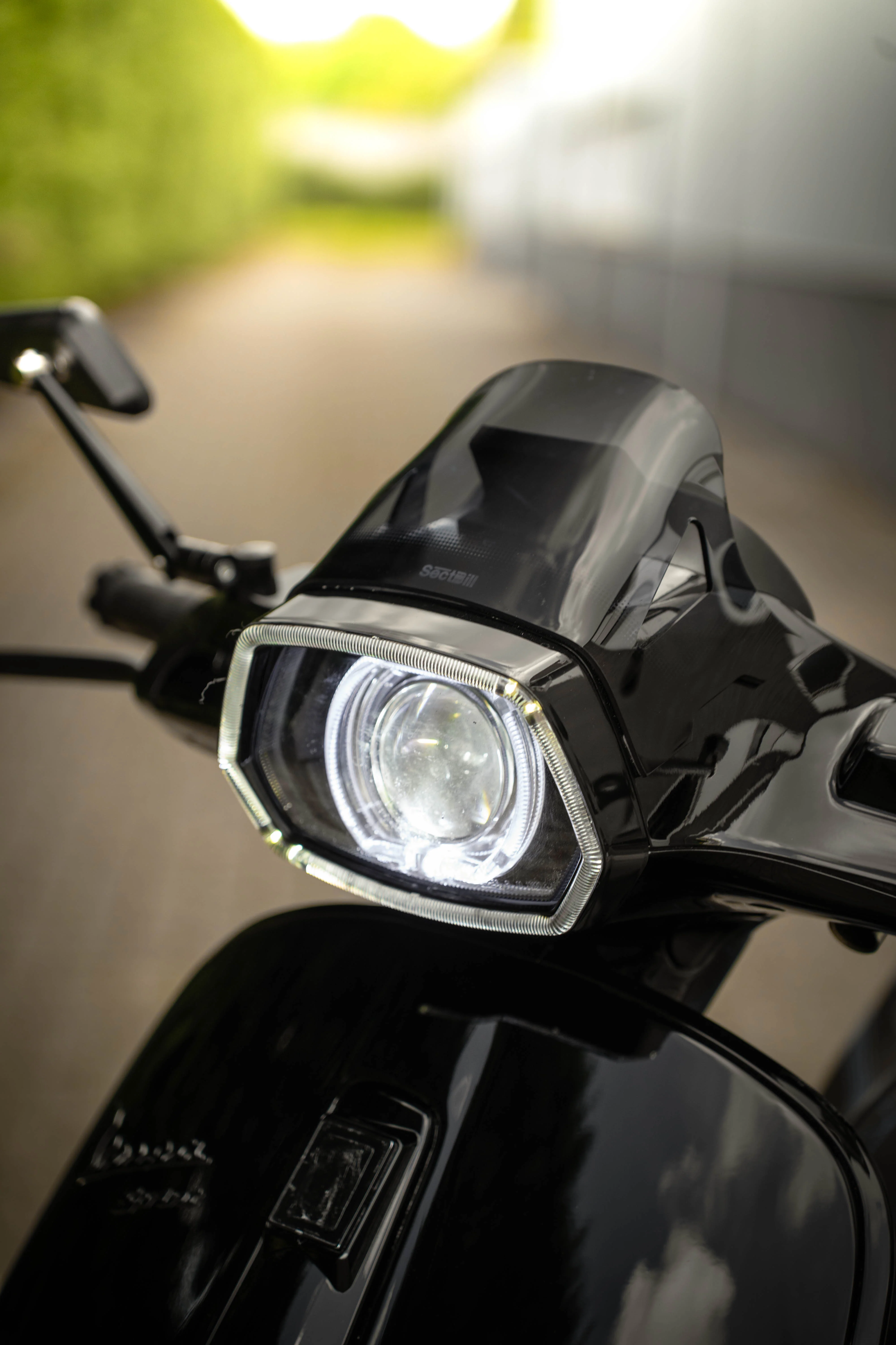 LED Koplamprand Glans Zwart Vespa Sprint - Image 4