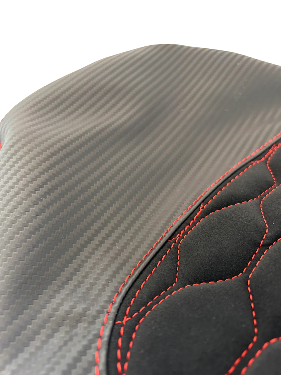 Zadelhoes Alcantara en Carbon Piaggio Zip Zwart/Rood Custom - Image 3