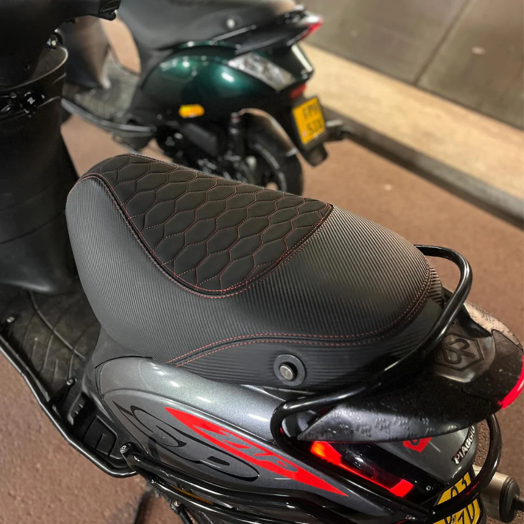 Zadelhoes Alcantara en Carbon Piaggio Zip Zwart/Rood Custom - Image 4