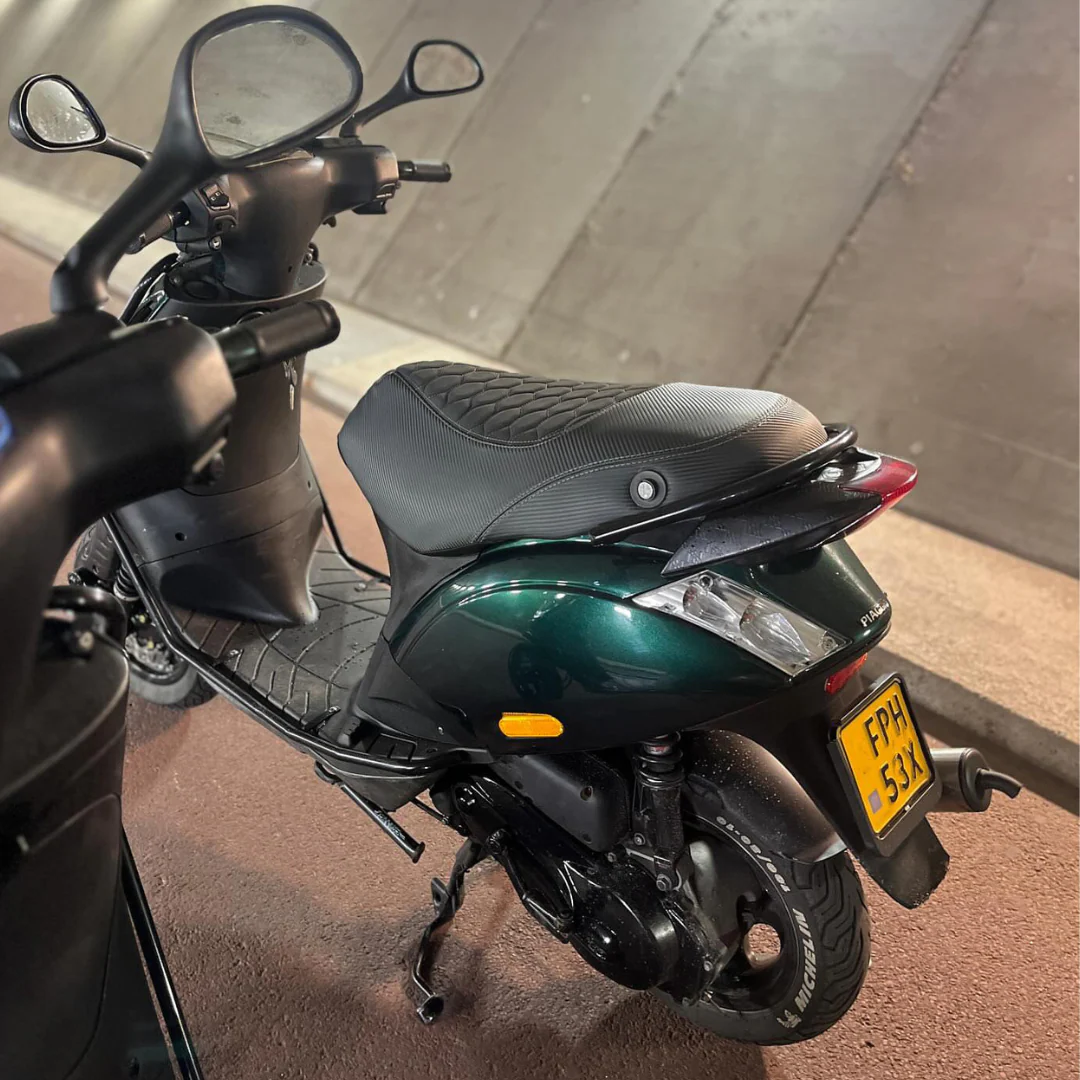 Zadelhoes Alcantara / Carbon Piaggio Zip Zwart Custom - Image 4